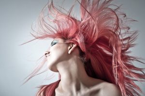 Įsielektrinę plaukai: efektyviai padės natūralios priemonės (receptai)