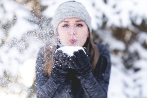 Sniegą vis dažniau ragauja ne tik vaikai – mokėkite tai daryti