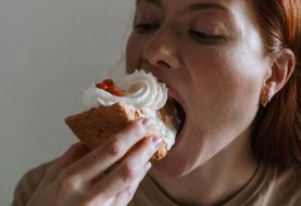 Dietologė įvardijo priežastis, kodėl net ir pavalgius kartais kamuoja alkio jausmas