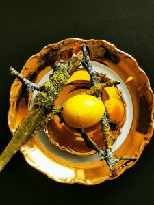 Kiaušinių dažymas natūraliais produktais: arbata, prieskoniai, žolelės, uogos (video)