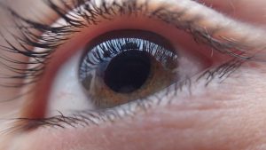 Mirguliuoja ir žaibuoja akyse – arba pervargote, arba susirgote rimta akių liga