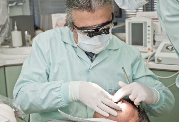 Dylantys dantys – odontologas pataria, kaip to išvengti