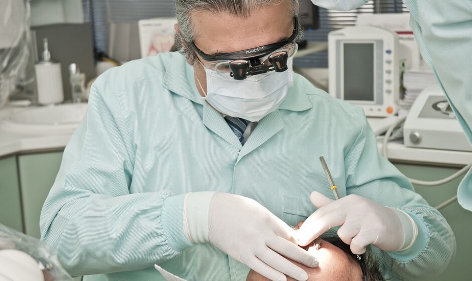 Dylantys dantys – odontologas pataria, kaip to išvengti